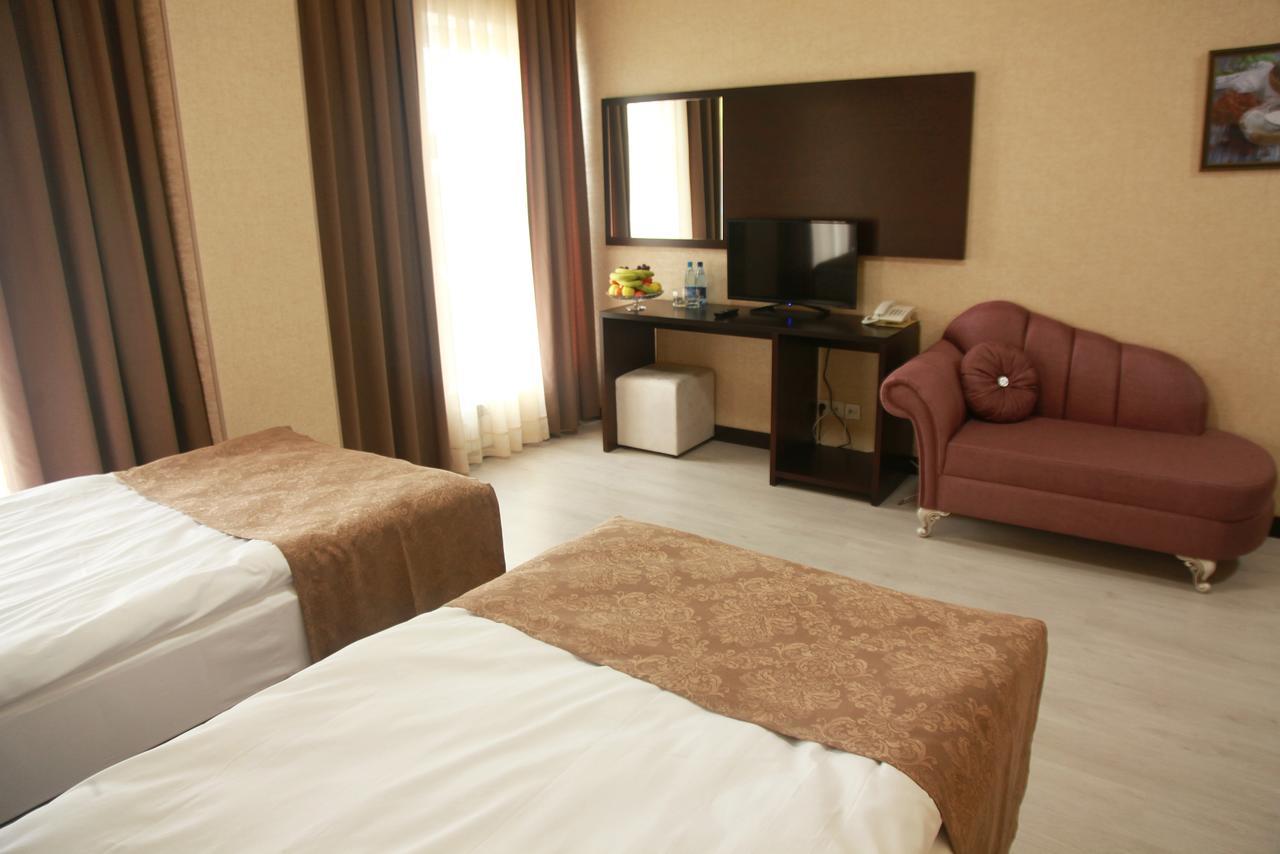 Karagat Hotel Karakol Esterno foto