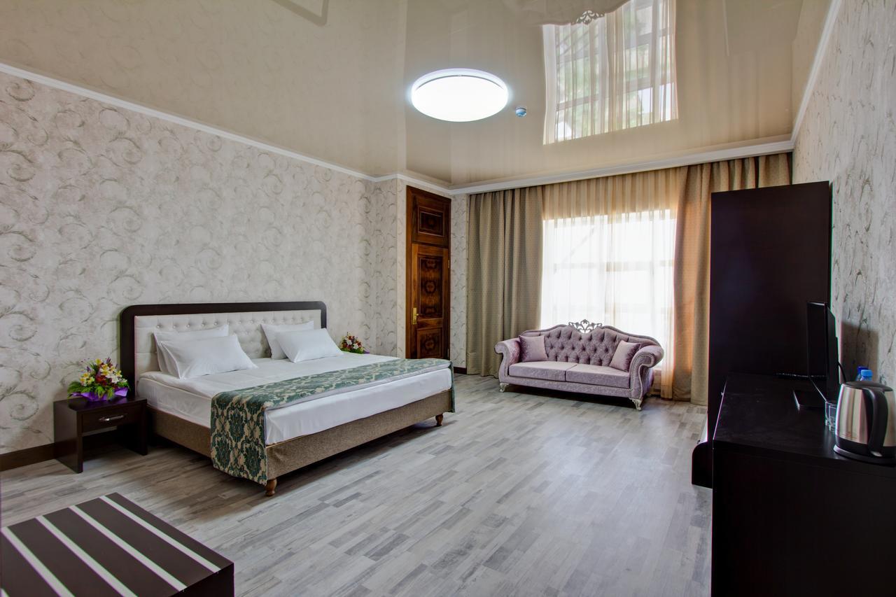 Karagat Hotel Karakol Esterno foto